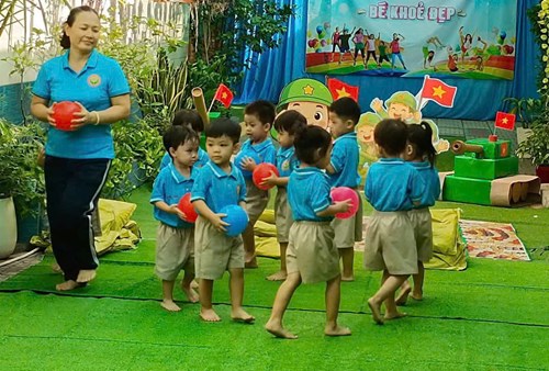 Hoạt động “Nâng cao năng lực tổ chức bài tập vận động cho trẻ nhà trẻ ”