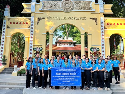 Ngày 05/4/2025 , CĐCS Trường mầm non Sen Hồng tổ chức hành trình về nguồn “Dâng hương Đền Hùng tại công viên Tao Đàn.