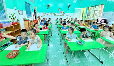 <a href="/hoat-dong-giao-duc/cung-nhau-hoc-ve-voi-cac-ban-nho-truong-mam-non-sen-hong/ctfull/104397/768840">Cùng nhau học vẽ với các bạn nhỏ trường mầm<span class=bacham>...</span></a>