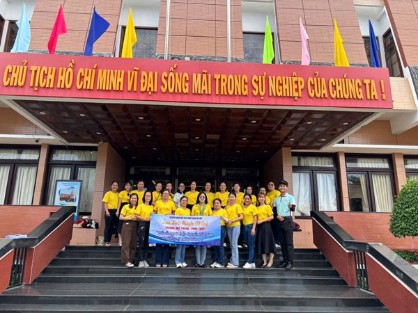 Chi bộ MN Sen Hồng sinh hoạt chuyên đề quý Trường Dục Thanh - Phan Thiết  Dấu ấn người thầy Nguyễn Tất Thành và bài học lý tưởng hôm nay 