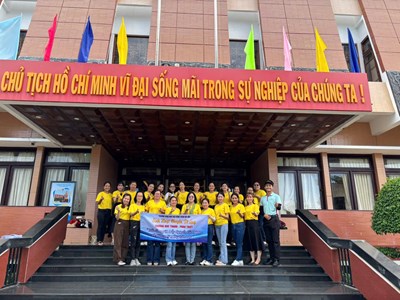 Công đoàn viên trường Mầm non Sen Hồng sinh hoạt chuyên đề tại di tích lịch sử trường Dục Thanh - Phan Thiết