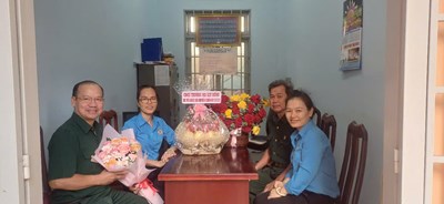 Công đoàn trường Mầm non Sen Hồng đến và thăm hội cựu chiến binh phường 13 nhân ngày 22/12