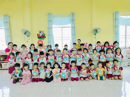 Mừng ngày 8/3 các bé tự tay trang trí bó hoa và làm những bông hoa xinh xắn để gởi tặng mẹ của mình. Chúc cho toàn thể phụ nữ luôn xinh đẹp và nhận được nhiều yêu thương 🥰🥰🥰