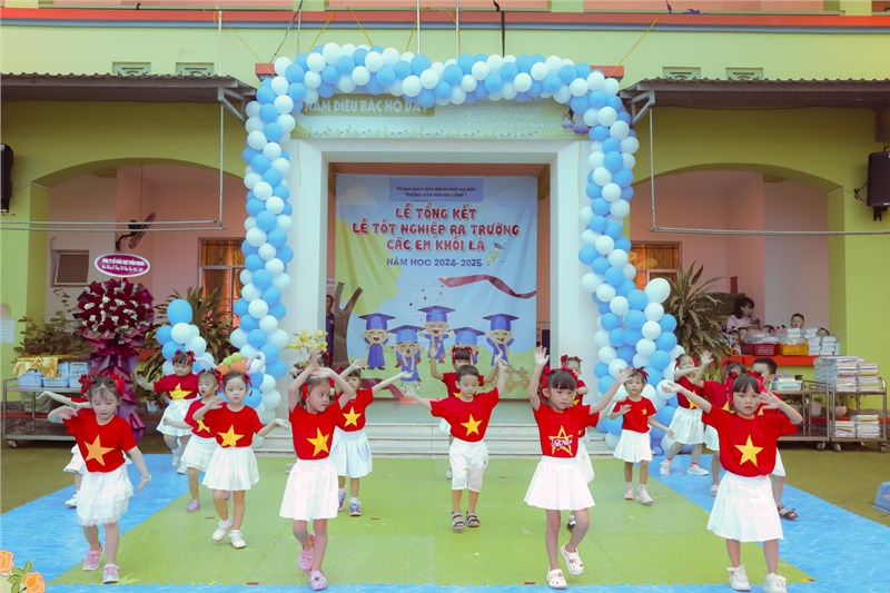 Trường Mầm non Sen Hồng 1 tổ chức lễ tổng kết và học sinh lớp lá ra trường năm học 2024 - 2025