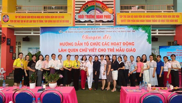 Thực hiện Kế hoạch số 6460/KH-SGĐT ngày 08 tháng 10 năm 2024 của Sở Giáo dục và Đào tạo ban hành về Kế hoạch hoạt động của Tổ đánh giá chất lượng nuôi dưỡng, chăm sóc giáo dục trẻ em năm học 2024-2025.
🌹🌹🌹Ngày 10/4/2025, Trường Mầm non Sóc Nâu tổ chức Chuyên đề “Hướng dẫn tổ chức các hoạt động làm quen chữ viết cho trẻ mẫu giáo” nhằm chia sẻ chuyên môn với các trường mầm non công lập và ngoài công lập thuộc Tổ 4 - Tổ đánh giá chất lượng nuôi dưỡng, chăm sóc giáo dục trẻ em gồm các quận, huyện: Quận 10, Quận 12, Tân Bình, Gò Vấp, huyện Củ Chi, Hóc Môn.
⛅⛅⛅Hoạt động làm quen với chữ viết không chỉ nhằm giúp trẻ biết được các mặt chữ cái và để phát âm chính xác khi nói mà hướng đến việc phát triển các kỹ năng: nghe nói, đọc viết hỗ trợ trẻ hoàn thiện dần về ngôn ngữ và còn làm cơ sở nền tảng tạo ra cho trẻ hứng thú học tiếng mẹ đẻ, làm tiền đề cho trẻ thích ứng với việc đọc, viết