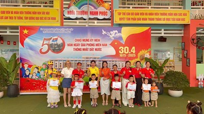 Hội thi trang trí báo tường
