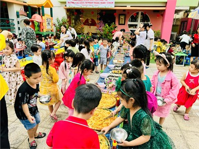 Bé tham gia tiệc Buffet mừng Xuân Ất tỵ 2025