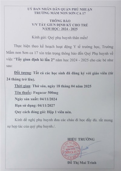 Nhà trường tổ chức tẩy giun cho trẻ.
