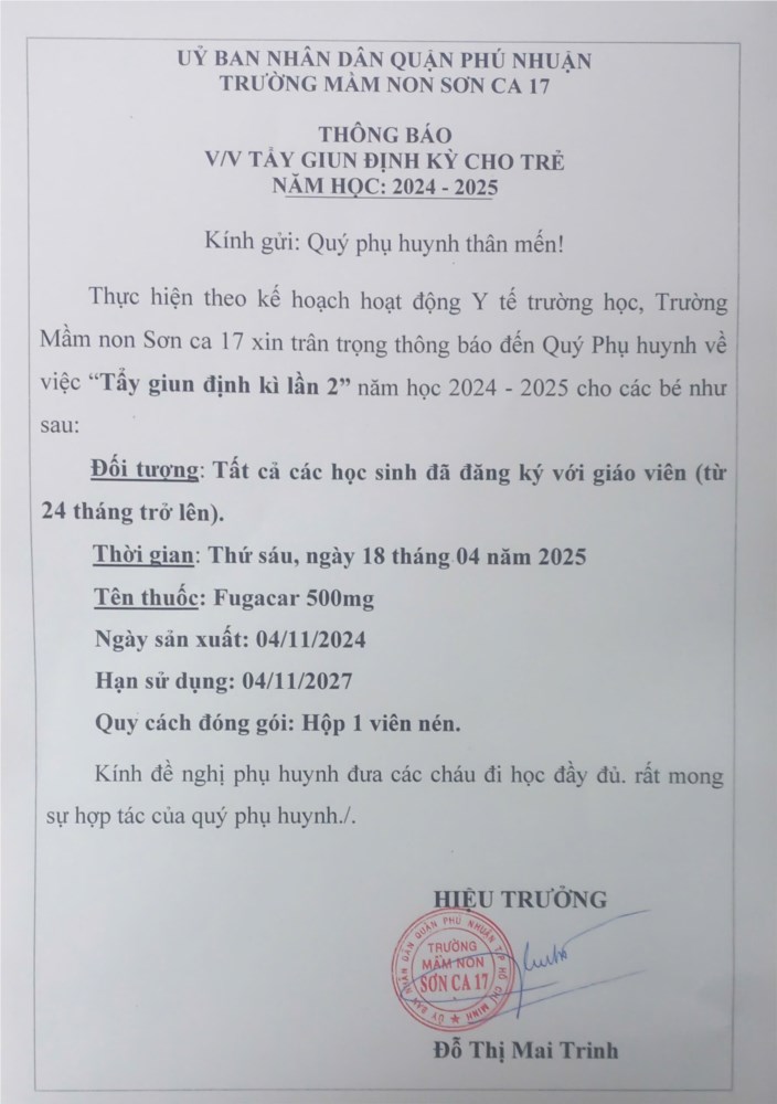 Nhà trường tổ chức tẩy giun cho trẻ.