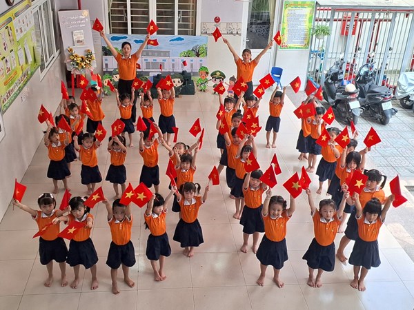 Hoạt động thể dục sáng đồng diễn của các bé .