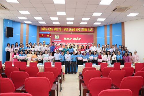 Họp mặt Đảng viên mới, Đoàn viên ưu tú và tuyên dương Gương sáng đảng viên năm 2025.