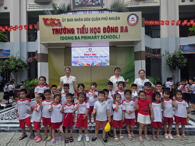 Các bé lớp Lá tham quan trường Tiểu học Đông Ba