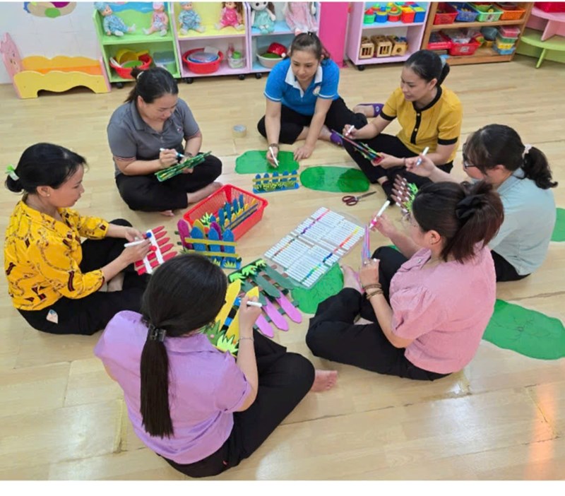 Làm đồ dùng, đồ chơi từ các nguyên vật liệu