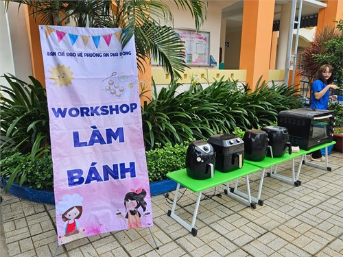 Trẻ em lớp học cộng đồng tham gia hoạt động Workshop làm bánh và làm xà phòng