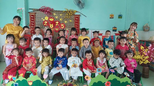 Bé tham gia các hoạt động vui xuân tại lớp Mầm 1