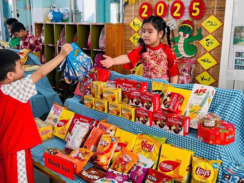 Bé tham gia các hoạt động vui xuân tại lớp Lá 1