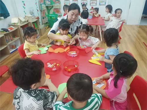 Hoạt động chào mừng ngày Quốc tế Phụ nữ 8/3 của các bé lớp Cơm thường