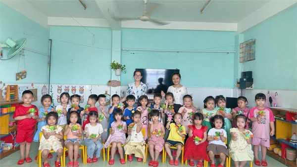 Hoạt động chào mừng ngày Quốc tế Phụ nữ 8/3 của các bé lớp Chồi 3