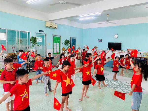 Các bé Trường Mầm non Sơn Ca tham gia đồng diễn hưởng ứng Ngày hội 50 năm phát triển Giáo dục Mầm non Thành phố chào mừng kỷ niệm 50 năm Ngày Giải phóng miền Nam thống nhất đất nước (30/4/1975 - 30/4/2025)