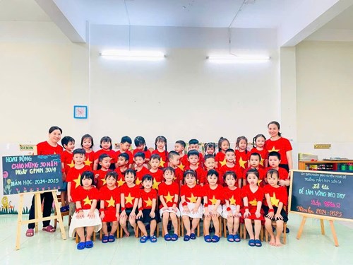 Trường Mầm non Sơn Ca tích cực hưởng ứng các hoạt động chào mừng kỷ niệm 50 năm giải phóng Miền Nam, thống nhất Đất nước (30/4/1975-30/4/2025)