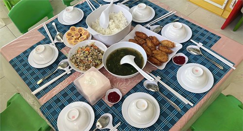 Ngày 21/02/2025, Trường Mầm non Sơn Ca tổ chức cho các bé khối Lá trải nghiệm bữa cơm trưa theo hình thức  Bữa ăn gia đình . Các món ăn được phục vụ bao gồm: Cánh gà lăn bột chiên; Trứng cuộn xúc xích; Bông cải xào cà rốt và thịt heo; Canh rau dền, mồng tơi nấu cua đồng. 
             Các bé vô cùng hào hứng tham gia bữa ăn và thưởng thức các món ăn rất ngon miệng. Bên cạnh đó, các bé còn được thực hành các kỹ năng tự phục vụ như: sử dụng đũa, dọn dẹp dụng cụ ăn uống của mình sau khi ăn...