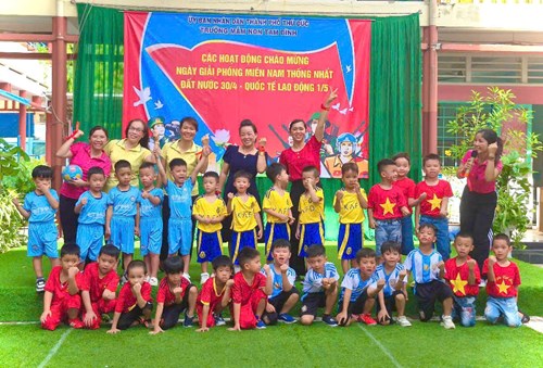 Hòa cùng không khí cả nước đang hướng đến Chào mừng kỷ niệm 50 năm Ngày Giải phóng Miền Nam thống nhất đất nước (30/4/1975 - 30/4/2025), trường Mầm non Tam Bình đã tổ chức hội thi bóng đá mini, hội thi cầu lông cho các bé giữa các lớp trong khối với nhau.