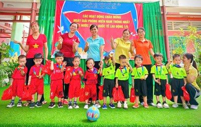 Hòa cùng không khí cả nước đang hướng đến Chào mừng kỷ niệm 50 năm Ngày Giải phóng Miền Nam thống nhất đất nước (30/4/1975 - 30/4/2025), trường Mầm non Tam Bình đã tổ chức hội thi bóng đá mini cho các bé giữa các lớp trong khối với nhau.