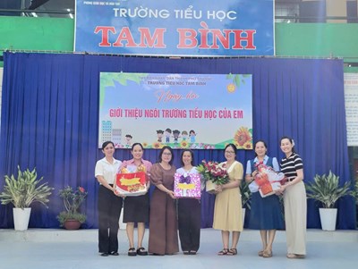 Sáng ngày 09/5/2025, trường Mầm non Tam Bình tổ chức cho các bé khối lớp Lá tham quan trường tiểu học Tam Bình.