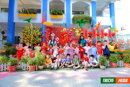 Không khí đón xuân ất tỵ năm 2025 của cô và các bé trường mầm non quận