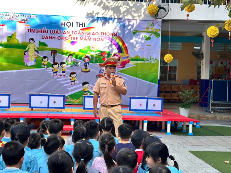 Trường mầm non quận tổ chức ngày hội an toàn giao thông cùng các bé 5-6 tuổi