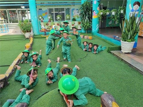 Trường Mầm non Tân Hòa tổ chức các hoạt động nhân kỷ niệm 80 năm Ngày thành lập Quân đội nhân dân Việt Nam (22/12/1944 - 22/12/2024) và 35 năm Ngày hội Quốc phòng toàn dân (22/12/1989 - 22/12/2024) - Khối Mầm.