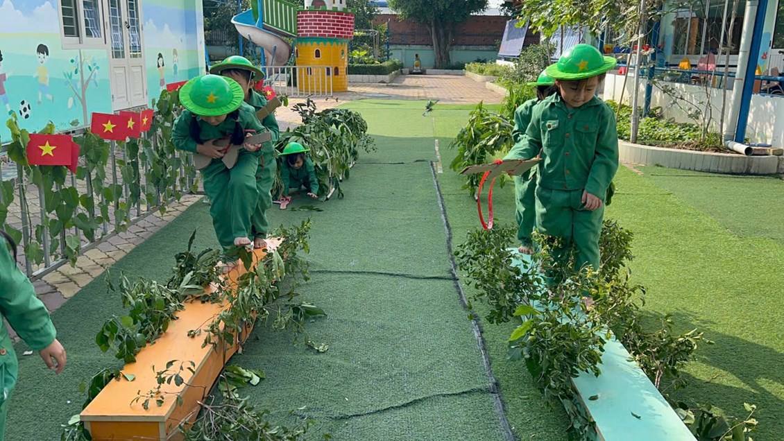 Trường Mầm non Tân Hòa tổ chức các hoạt động nhân kỷ niệm 80 năm Ngày thành lập Quân đội nhân dân Việt Nam (22/12/1944 - 22/12/2024) và 35 năm Ngày hội Quốc phòng toàn dân (22/12/1989 - 22/12/2024) - Khối Nhà trẻ.