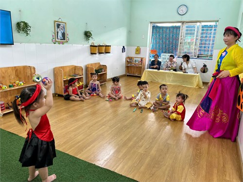 Giáo viên Trường Mầm non Tân Hòa tham gia Hội thi giáo viên dạy giỏi mầm non cấp huyện năm học 2024 - 2025.
