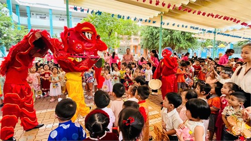 ❤️bé vui đón trung thu năm 2024❤️