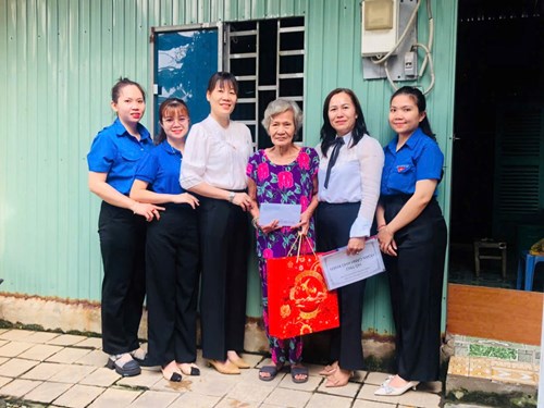 Chi bộ Trường Mầm non Tân Phú đã tổ chức đến thăm và trao tặng quà tết cho cụ bà có hoàn cảnh khó khăn ở khu phố Phường Tân Phú.