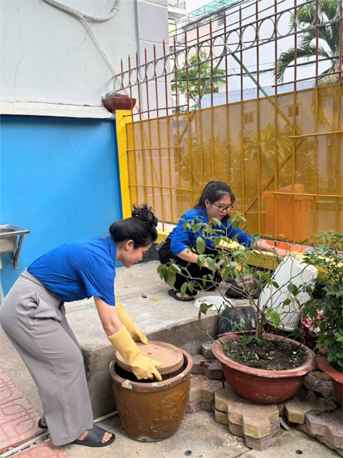 Tập thể cán bộ, giáo viên, nhân viên trường Mầm non Tân Phú thực hiện tốt công tác phòng, chống dịch sốt xuất huyết nằm 2025