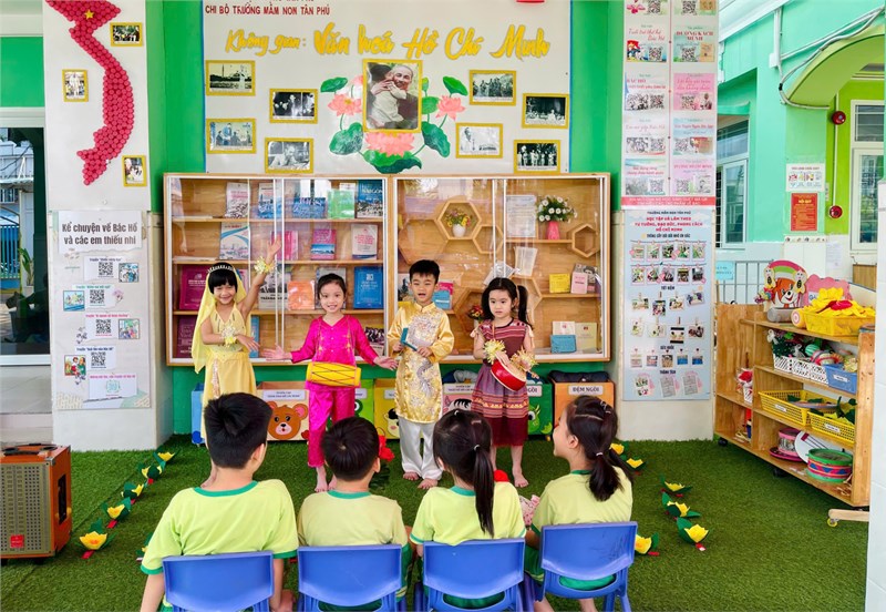 Hoạt động trải nghiệm của các bé tại Không gian văn hóa _ Mừng kỷ niệm ngày sinh của Bác Hồ