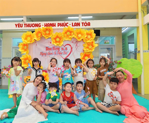 Trường mầm non tân quy tổ chức cho các bé hoạt động ngày 8/3.