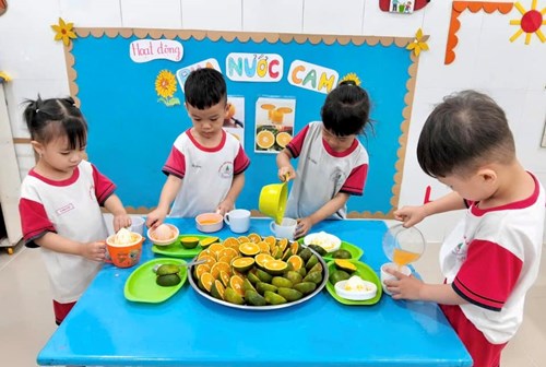 Hoạt động : Bé vắt nước cam