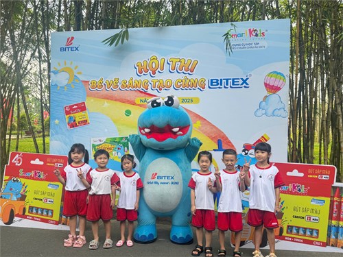 Bé tham gia  hội thi vẽ bitex