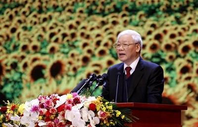 Đảng ta thật là vĩ đại! Nhân dân ta thật là anh hùng!