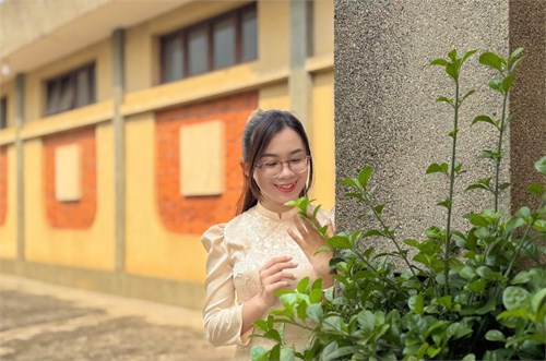 Cô Kim Phụng: Áo dài với di tích lịch sử