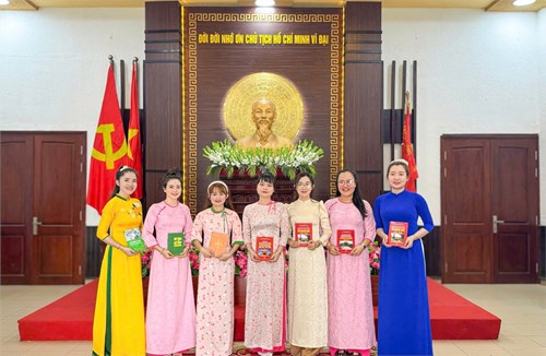Đoàn viên thanh niên: Áo dài với di tích lịch sử