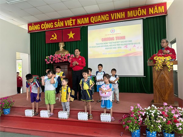 Chương trình trao tặng học bổng học tập cho học sinh có hoàn cảnh khó khăn tham gia học tập tại trường.