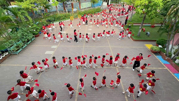 Trường Mầm non Thỏ Ngọc tổ chức đồng diễn Chào mừng kỷ niệm 50 năm Ngày giải phóng miền Nam thống nhất đất nước (30/4/1975-30/4/2025)