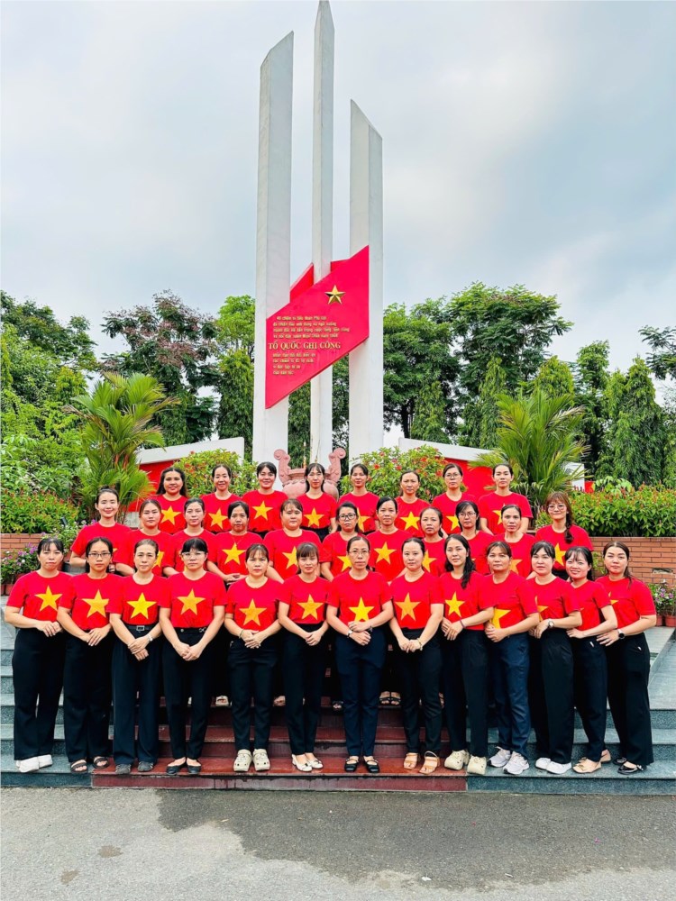 Ngày 29/4/2025 TRƯỜNG MẦM NON THỎ NGỌC tổ chức dâng hương tại đài liệt sĩ phường 7 Quận 8.