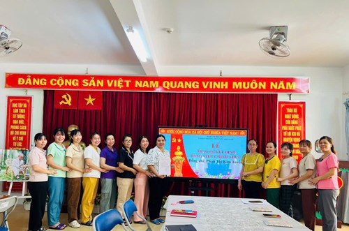 Chi bộ trường mầm non Thỏ Ngọc trao quyết định Đảng viên chính thức cho đồng chí Phan Thị Kim Tuyến