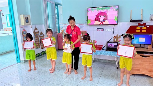 Trường Mầm non Thủy Tiên 1 đã triển khai chuyên đề “Kỹ năng thiết kế các hoạt động làm quen chữ viết cho trẻ mẫu giáo”