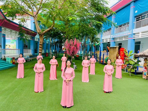 Đoàn viên CĐCS hưởng ứng hoạt động đồng diễn  Đồng diễn với áo dài  năm 2035 với chủ đề  50 năm - tự hào một dãy gấm hoa  do UBND huyện tổ chức