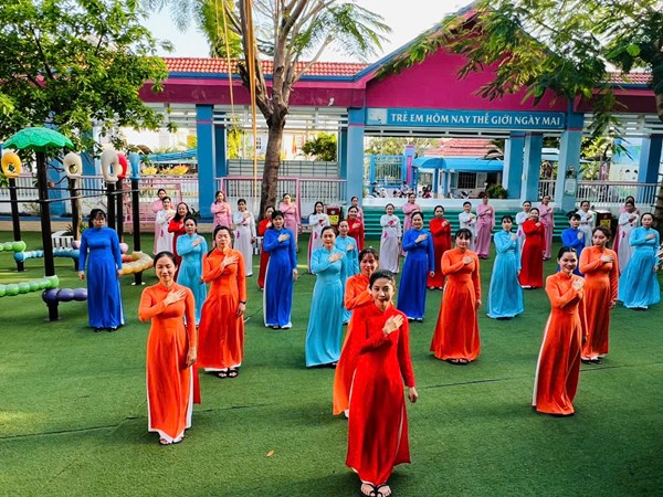Tập thể Giáo viên, nhân viên Trường Mầm non Thủy Tiên 2 hưởng ứng hoạt động đồng diễn  Đồng diễn với áo dài  năm 2025 với chủ đề  50 năm - tự hào một dãy gấm hoa  do UBND Huyện Bình Chánh tổ chức.